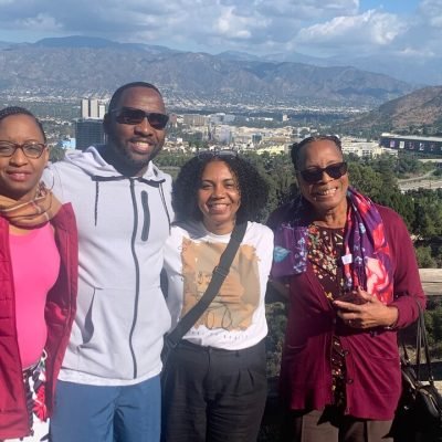 universal-city-overlook-family-picture bus tour los angeles